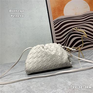 BOTTEGA VENETA   2022新款時尚休閒包 尺寸:22*12*7CM