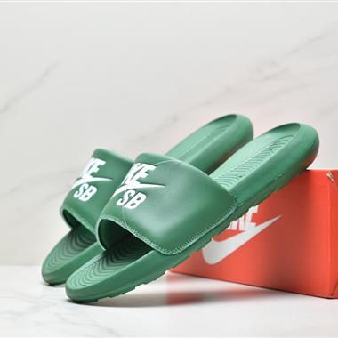 NIKE VICTORI ONE SLIDE 拖鞋