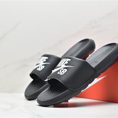 NIKE VICTORI ONE SLIDE 拖鞋