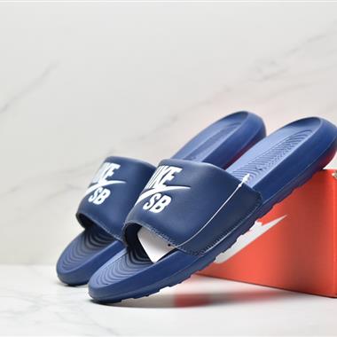NIKE VICTORI ONE SLIDE 拖鞋