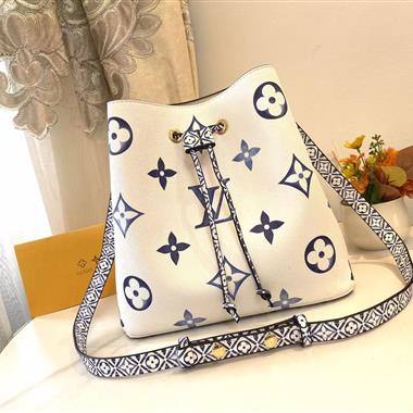 LOUIS VUITTON    2023新款女生時尚休閒包 尺寸：26*22*27CM
