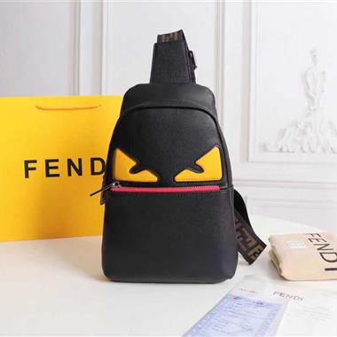 FENDI  2023新款男生時尚休閒包 尺寸：19*26*6.5CM