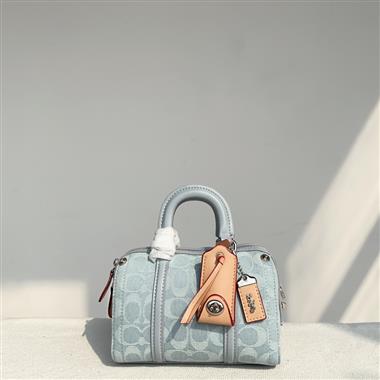 COACH  2023新款女生時尚休閒包 尺寸：17.5*12*10.5CM