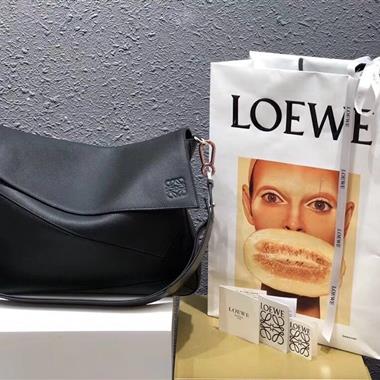 LOEWE   2023新款男生時尚休閒包 尺寸：36.5x27.5x10CM