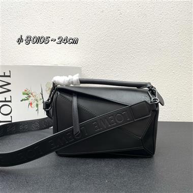 LOEWE   2023新款女生時尚休閒包 尺寸：24CM