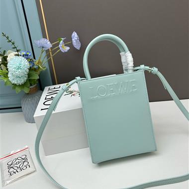 LOEWE   2023新款女生時尚休閒包 尺寸：21-17-6CM