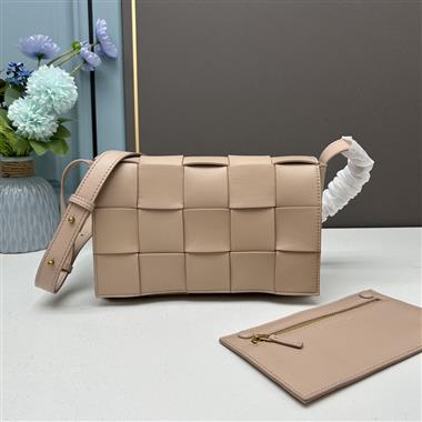 BOTTEGA VENETA   2023新款女生時尚休閒包 尺寸：26*18*8CM