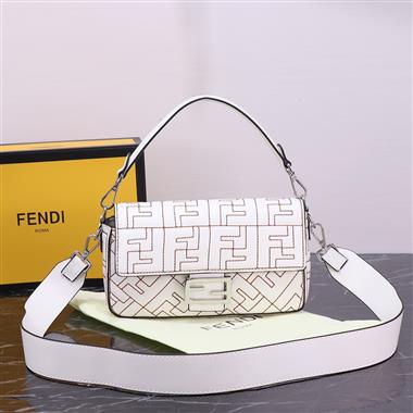 FENDI   2023新款女生時尚休閒包  尺寸：25*13CM