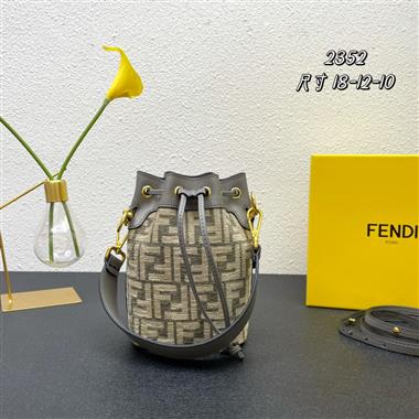 FENDI   2023新款女生時尚休閒包  尺寸：18-12-10CM