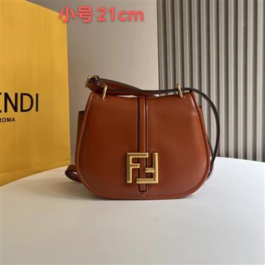 FENDI   2023新款女生時尚休閒包 尺寸：21*15*7CM