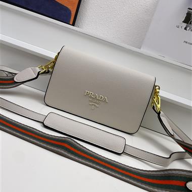 PRADA    2023新款女生時尚休閒包  尺寸:24*15*10.5CM