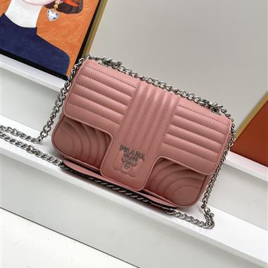 PRADA   2023新款女生時尚休閒包 尺寸:26*16*6CM
