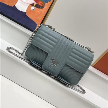 PRADA   2023新款女生時尚休閒包 尺寸:26*16*6CM