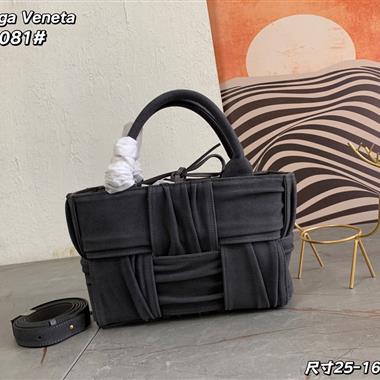 BOTTEGA VENETA   2023新款女生時尚休閒包 尺寸：25*16*10CM