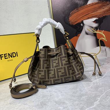 FENDI   2023新款女生時尚休閒包 尺寸：24-9.5-14CM