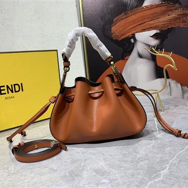 FENDI   2023新款女生時尚休閒包 尺寸：24-9.5-14CM