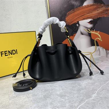 FENDI   2023新款女生時尚休閒包 尺寸：24-9.5-14CM