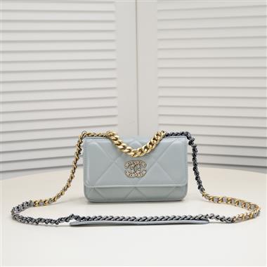CHANEL   2023新款女生時尚休閒包 尺寸：19CM