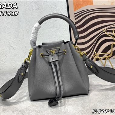 PRADA   2023新款女生時尚休閒包 尺寸:20*18*15CM