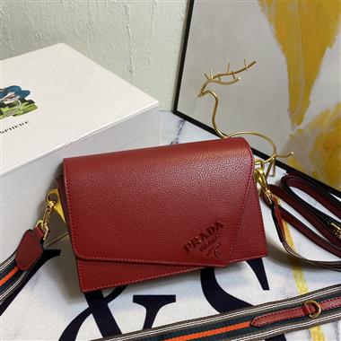 PRADA   2023新款女生時尚休閒包 尺寸:24*15*8CM