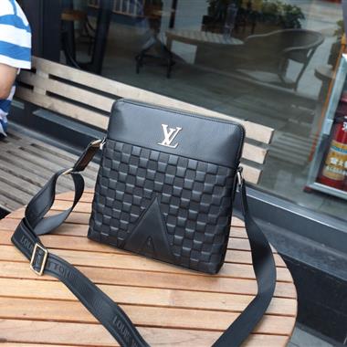 LOUIS VUITTON   2023新款男生時尚休閒包 尺寸：26-28-6CM