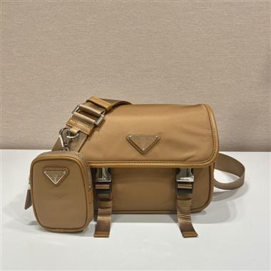 PRADA  2023新款男生時尚休閒包 尺寸:22*16*8.5CM