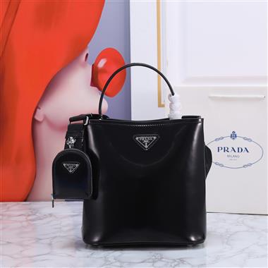 PRADA   2023新款女生時尚休閒包 尺寸:22*23*13CM