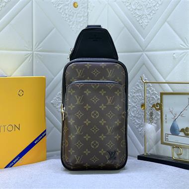 LOUIS VUITTON  2023新款男生時尚休閒包 尺寸：20x31x7CM