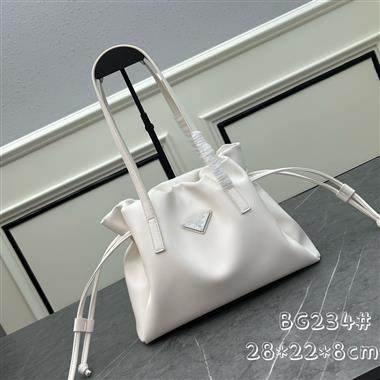PRADA   2024新款女生時尚休閒包  尺寸:28-22-8CM