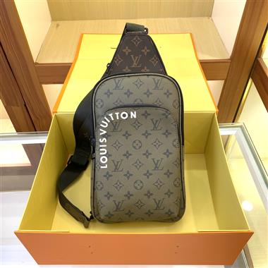 LOUIS VUITTON   2024新款男生時尚休閒包 尺寸：20x31x7CM