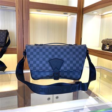 LOUIS VUITTON   2024新款男生時尚休閒包 尺寸：34*19*11CM