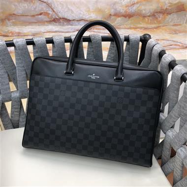 LOUIS VUITTON  2024新款男生時尚休閒包 尺寸：38.5*30*6CM