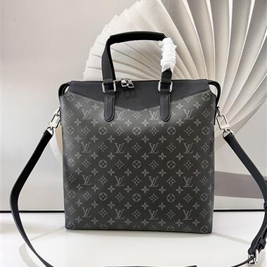 LOUIS VUITTON  2024新款男生時尚休閒包 尺寸：33*35*8CM