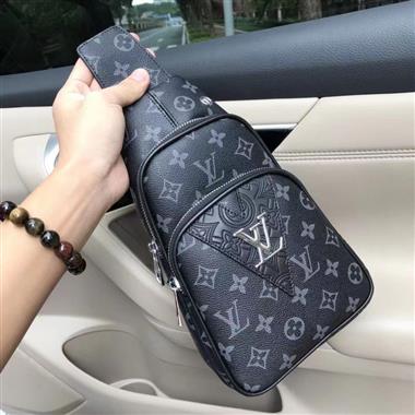 LOUIS VUITTON   2024新款男生時尚休閒包  尺寸：29-16-6CM