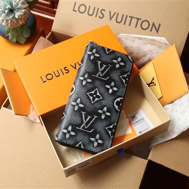 LOUIS VUITTON    2024新款時尚休閒包 尺寸：10*19*2CM