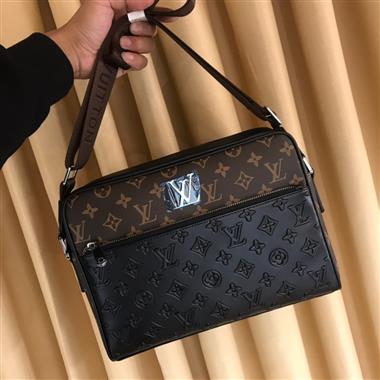 LOUIS VUITTON   2024新款男生時尚休閒包 尺寸：25*28*5CM