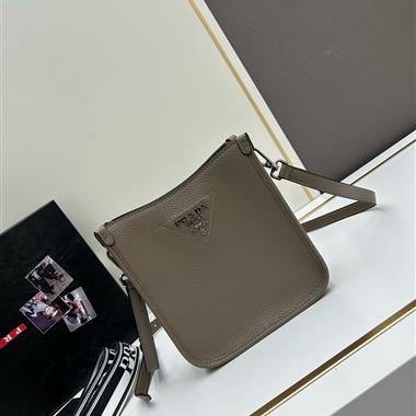 PRADA   2024新款時尚女生休閒包 尺寸:20*19*6CM