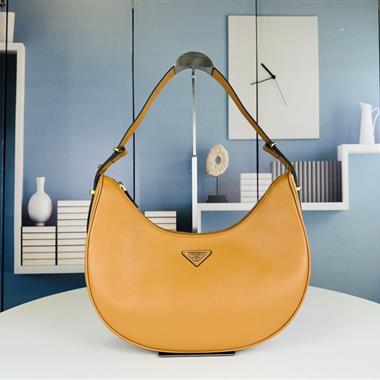 PRADA   2024新款時尚女生休閒包 尺寸:37x28x8CM