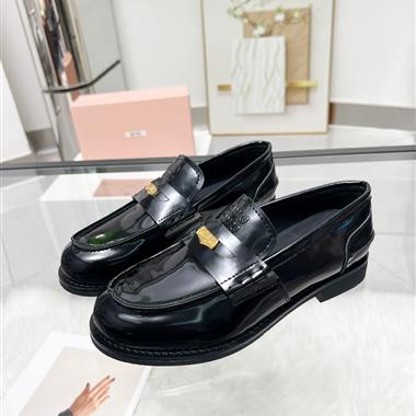 Miu miu    2025新款女生休閒時尚鞋子