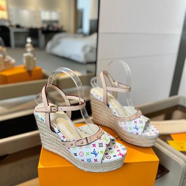 Louis Vuitton    2025新款女生休閒時尚鞋子