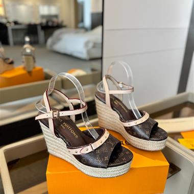 Louis Vuitton    2025新款女生休閒時尚鞋子