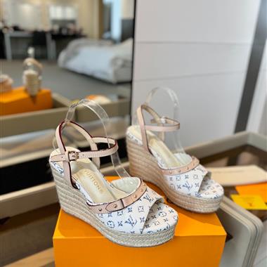 Louis Vuitton    2025新款女生休閒時尚鞋子