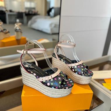 Louis Vuitton    2025新款女生休閒時尚鞋子