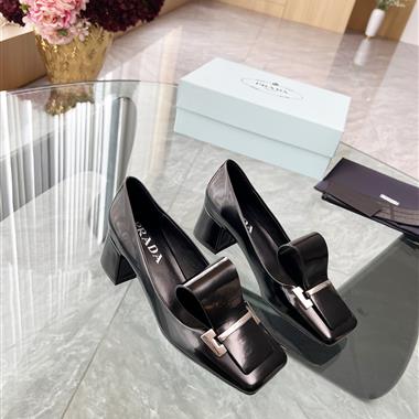 PRADA   2025新款女生休閒時尚鞋子