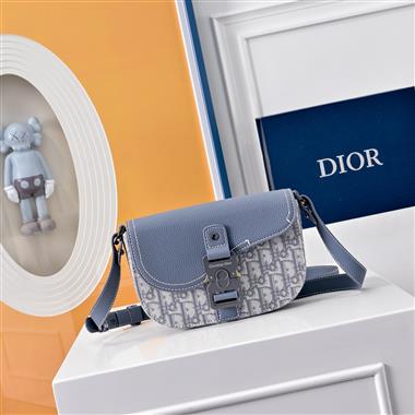 DIOR   2025新款男生時尚包包 尺寸：19.5 x 13 x 4.3CM