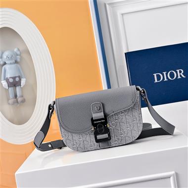 DIOR   2025新款男生時尚包包 尺寸：19.5 x 13 x 4.3CM