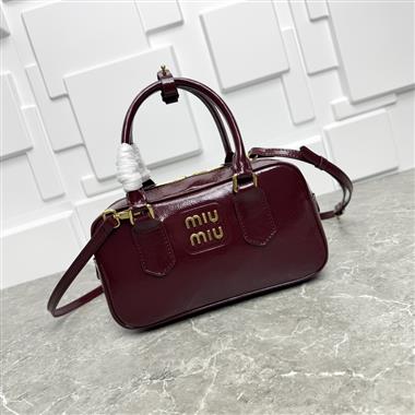 MIUMIU   2025新款女生時尚包包  尺寸：22x10.5x7.5CM