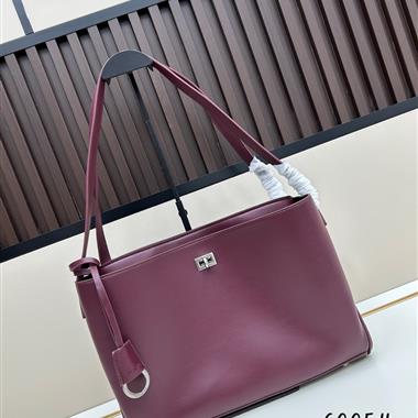 BALENCIAGA   2025新款女生時尚包包  尺寸:34*25*11CM
