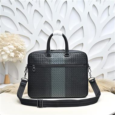 BOTTEGA VENETA   2025新款男生時尚包包 尺寸：38.2*8*7CM