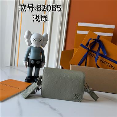 LOUIS VUITTON  2025新款男生時尚包包 尺寸：17.5*12*7CM